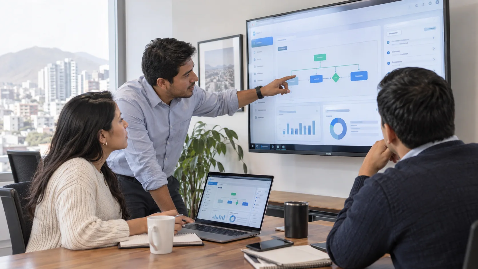 Equipo empresarial revisando un software de automatización de procesos